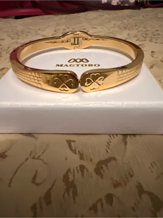 MAGTOBO Accessories - MAGTOBO Gold Tone Magnetic Bag Holder Bracelet | Clover Luxe Accessory ~ NWOT